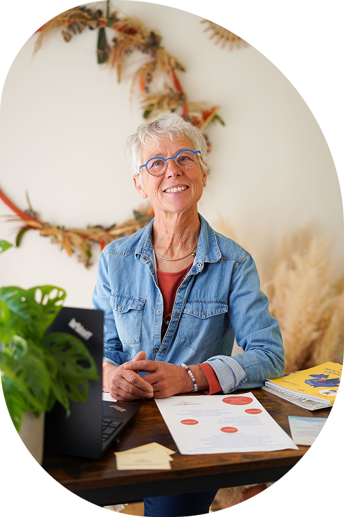 Photo de Marie-Hélène Reymbaut, assise à son bureau