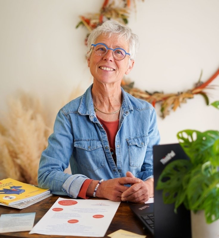 Photo de Marie-Hélène Reymbaut assise à son bureau