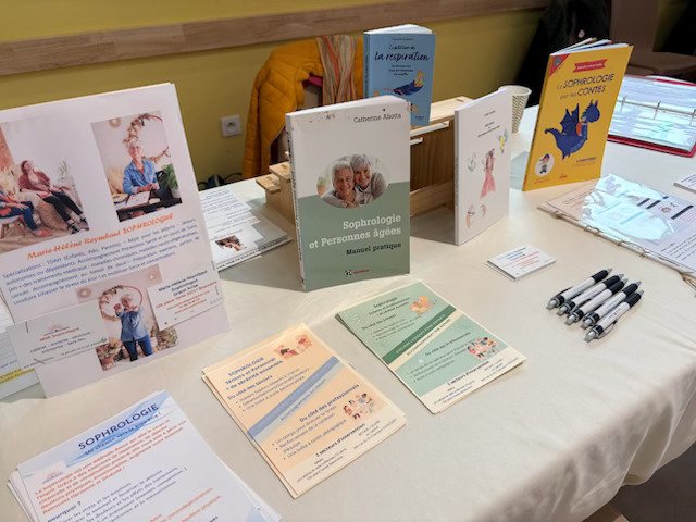 Photo - livres et brochures Photo d'une table avec brochures et livres sur la sophrologie
