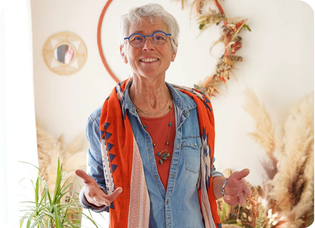 Photo de Marie-Hélène Reymbaut debout tendant la main